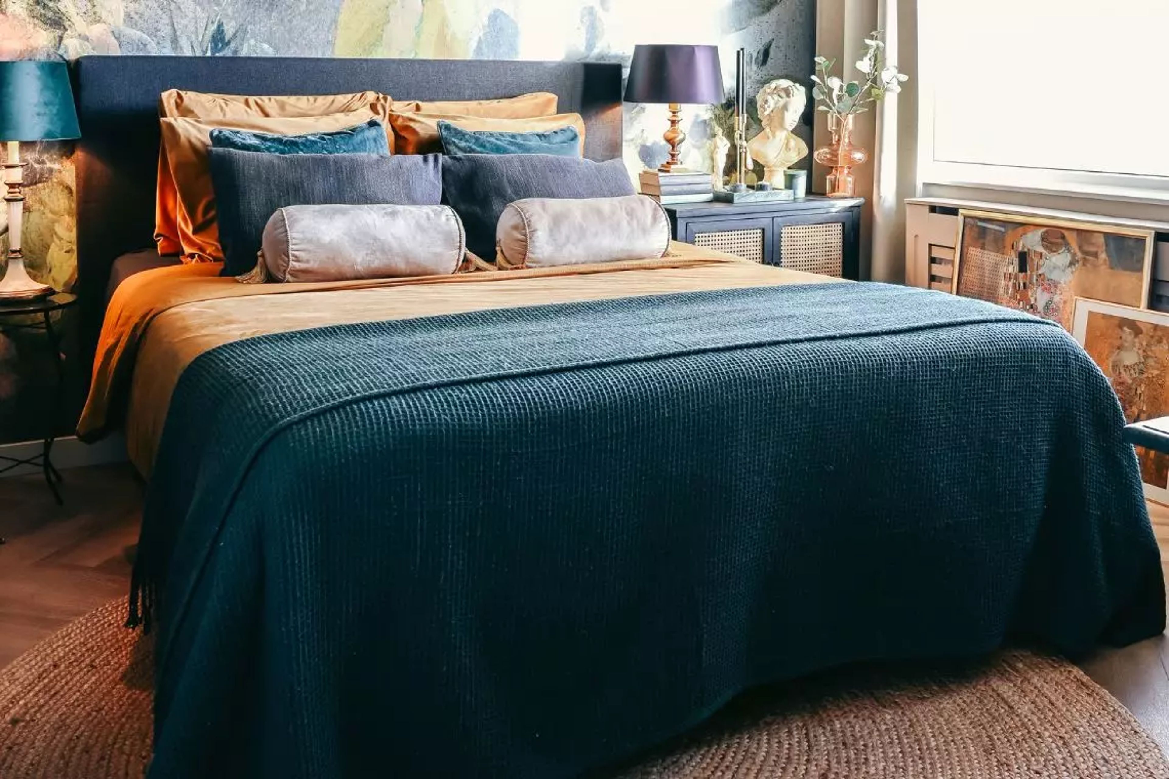 Binnenkijken in de kleurrijke vintage slaapkamer van Katja