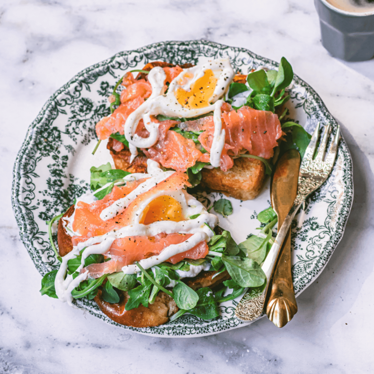 Brioche met zalm, burrata en gepocheerd ei