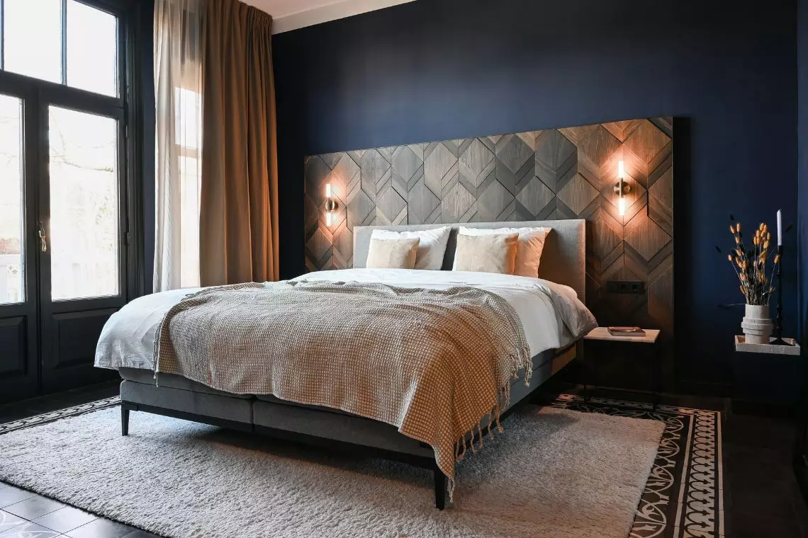 Binnenkijken in de moody hotel slaapkamer van Derkan en John