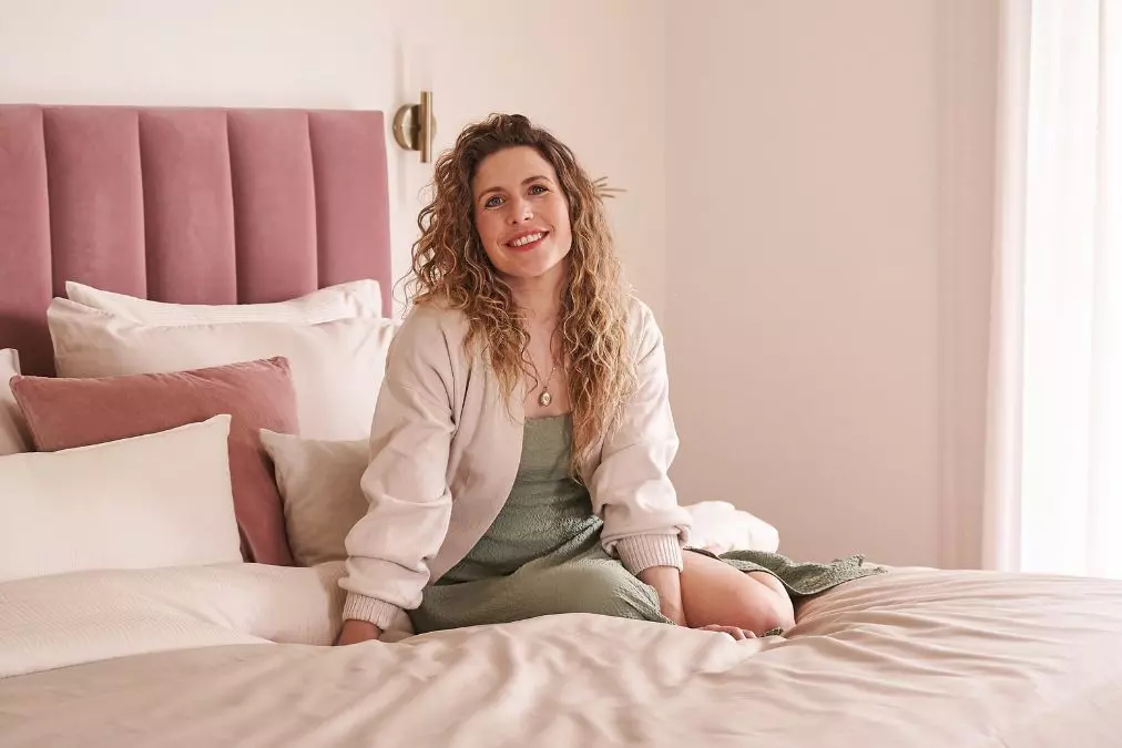 Binnenkijken in de roze slaapkamer van Maureen